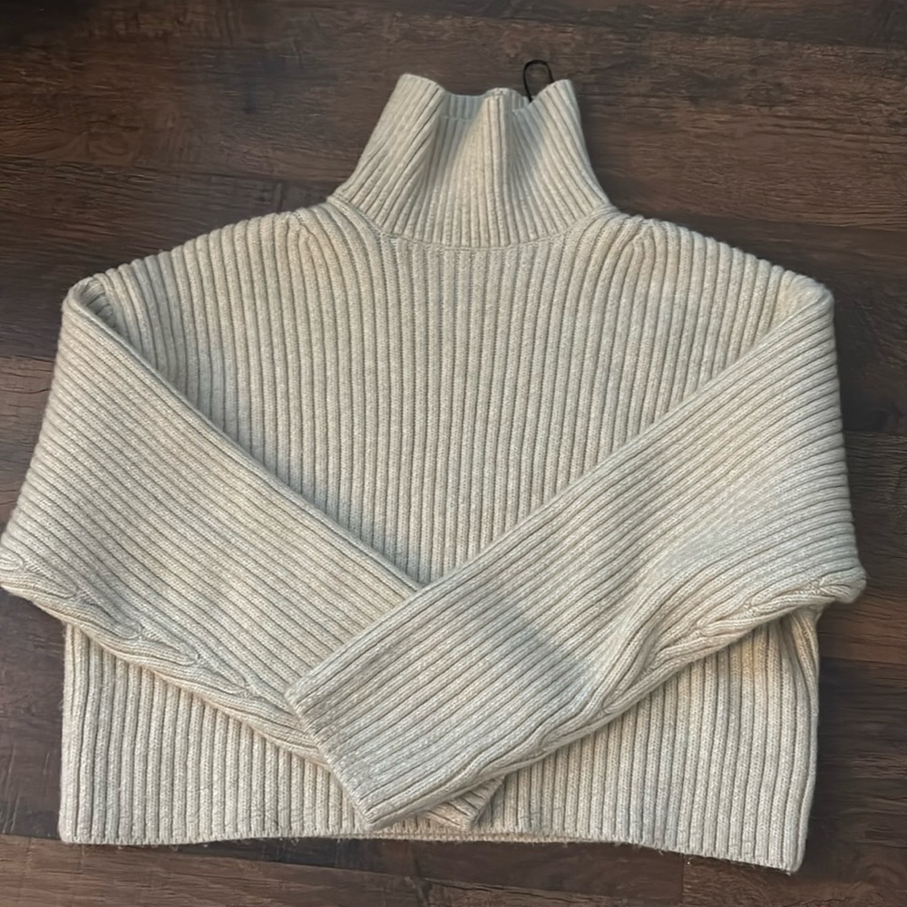 H&M cropped cream sweater